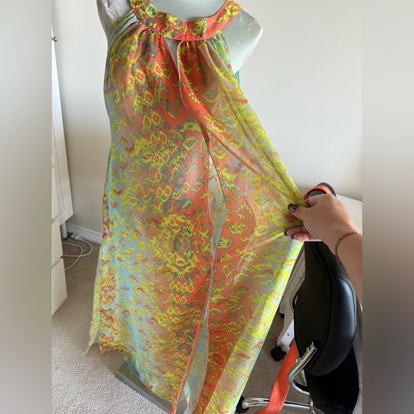 Beautiful Beach/Coverup Dress - Picture 4 of 10